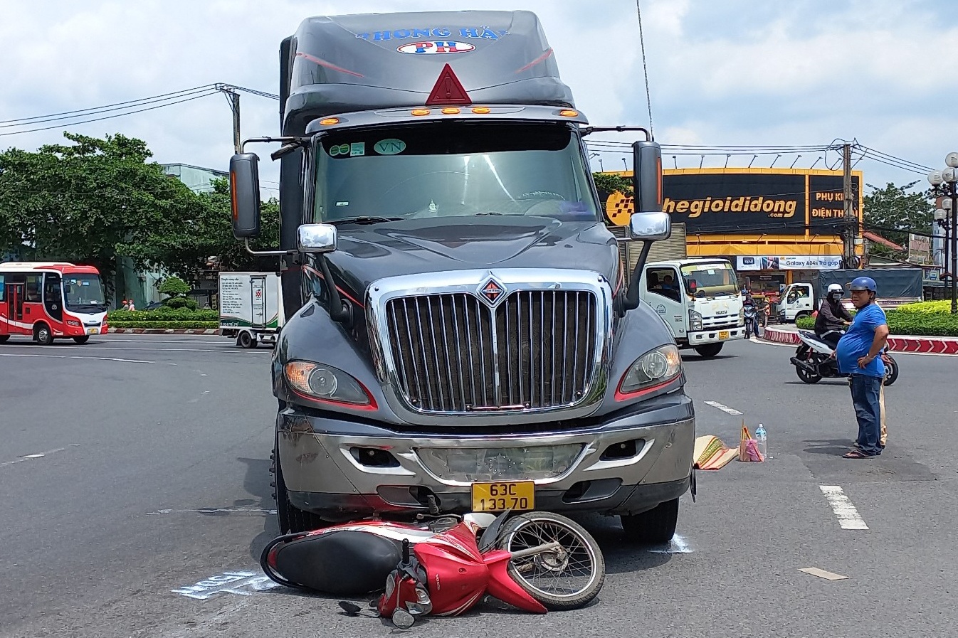 Nguoi dan ong thiet mang duoi banh xe dau keo hinh anh