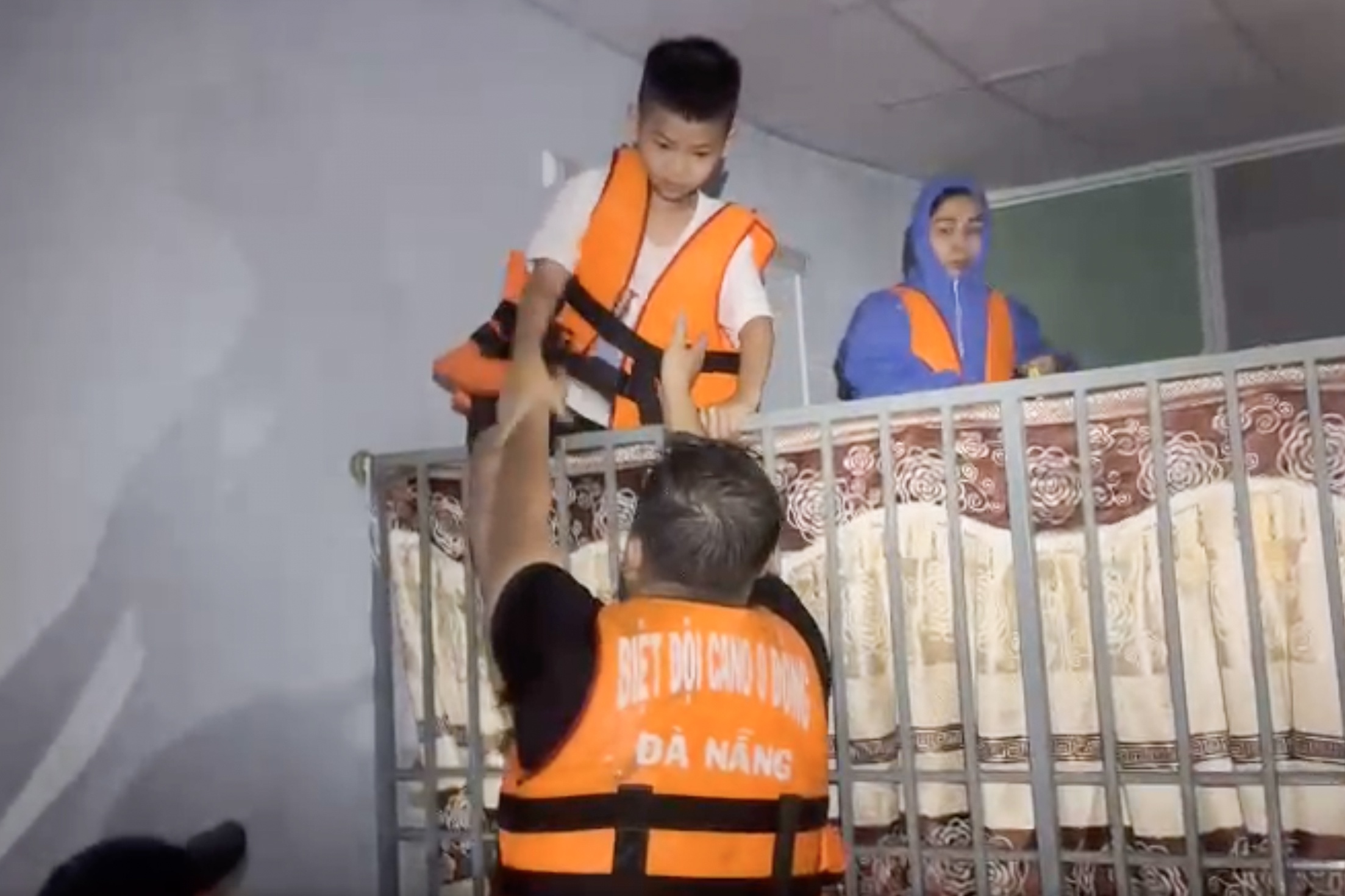 Biet doi cano 0 dong cuu nguoi trong mua lu o Da Nang hinh anh