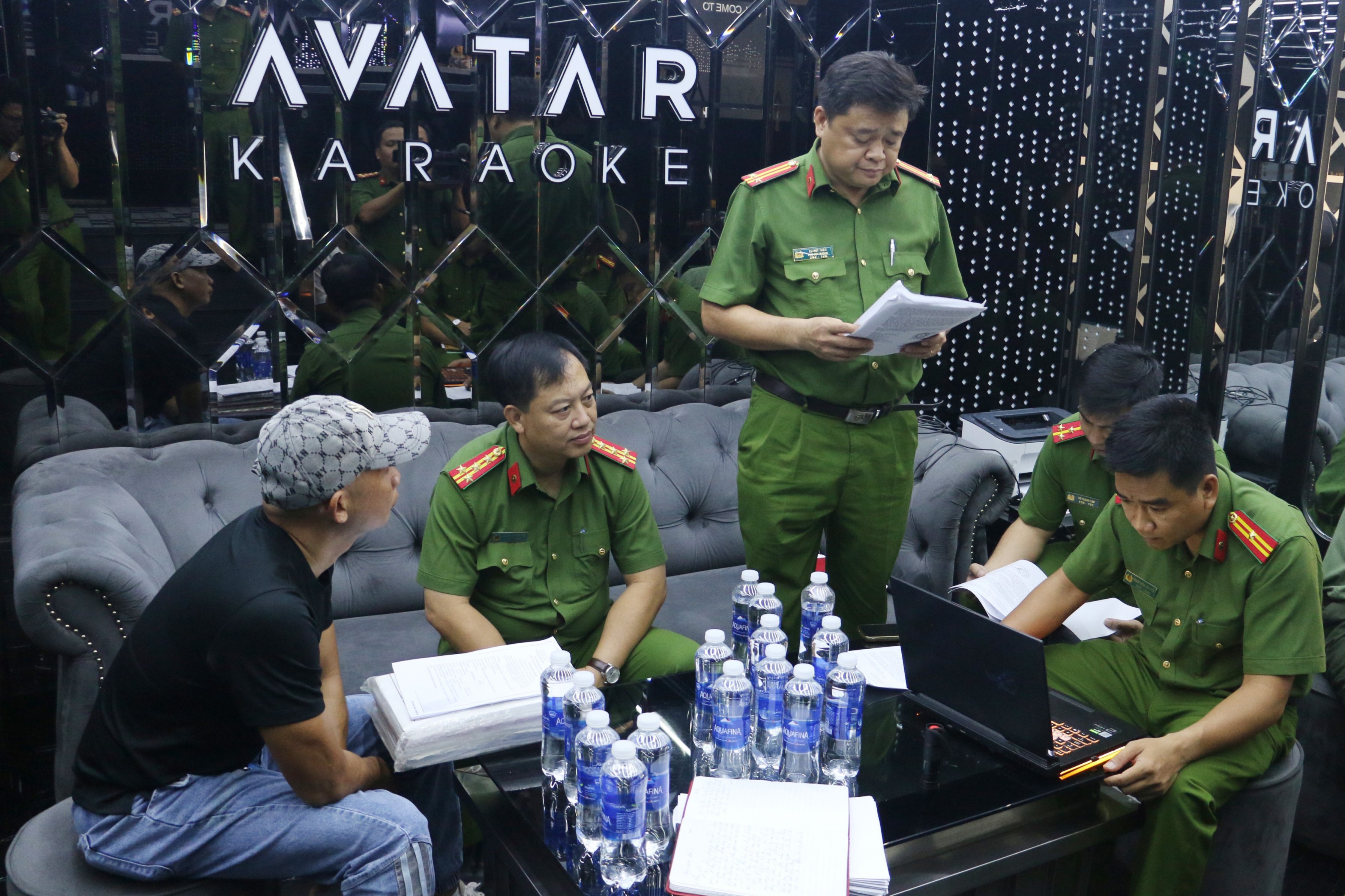 chay quan karaoke anh 1