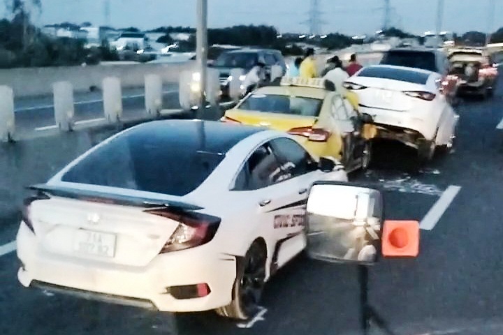 5 oto tong lien hoan, cao toc TP.HCM - Trung Luong un u hon 2 km hinh anh