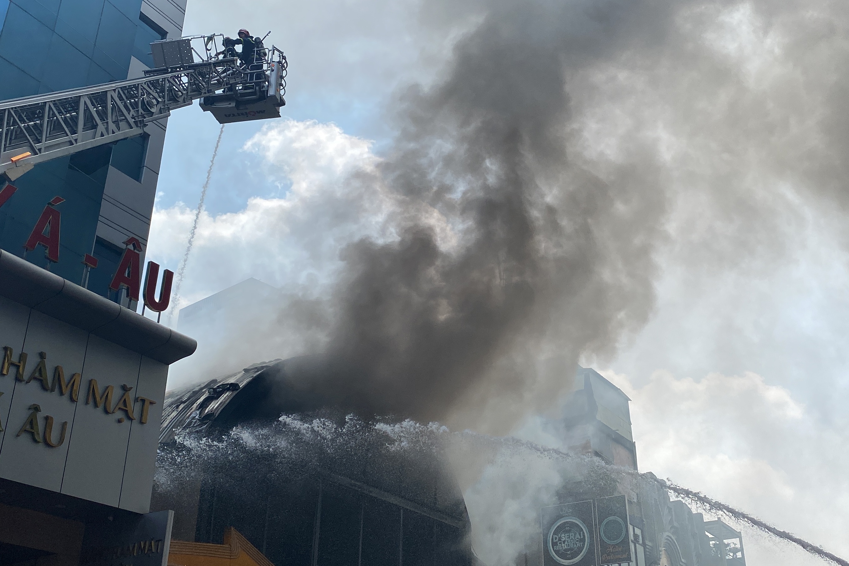 Khoi cuon cuon boc ra tu quan bar District K gan cho Ben Thanh hinh anh