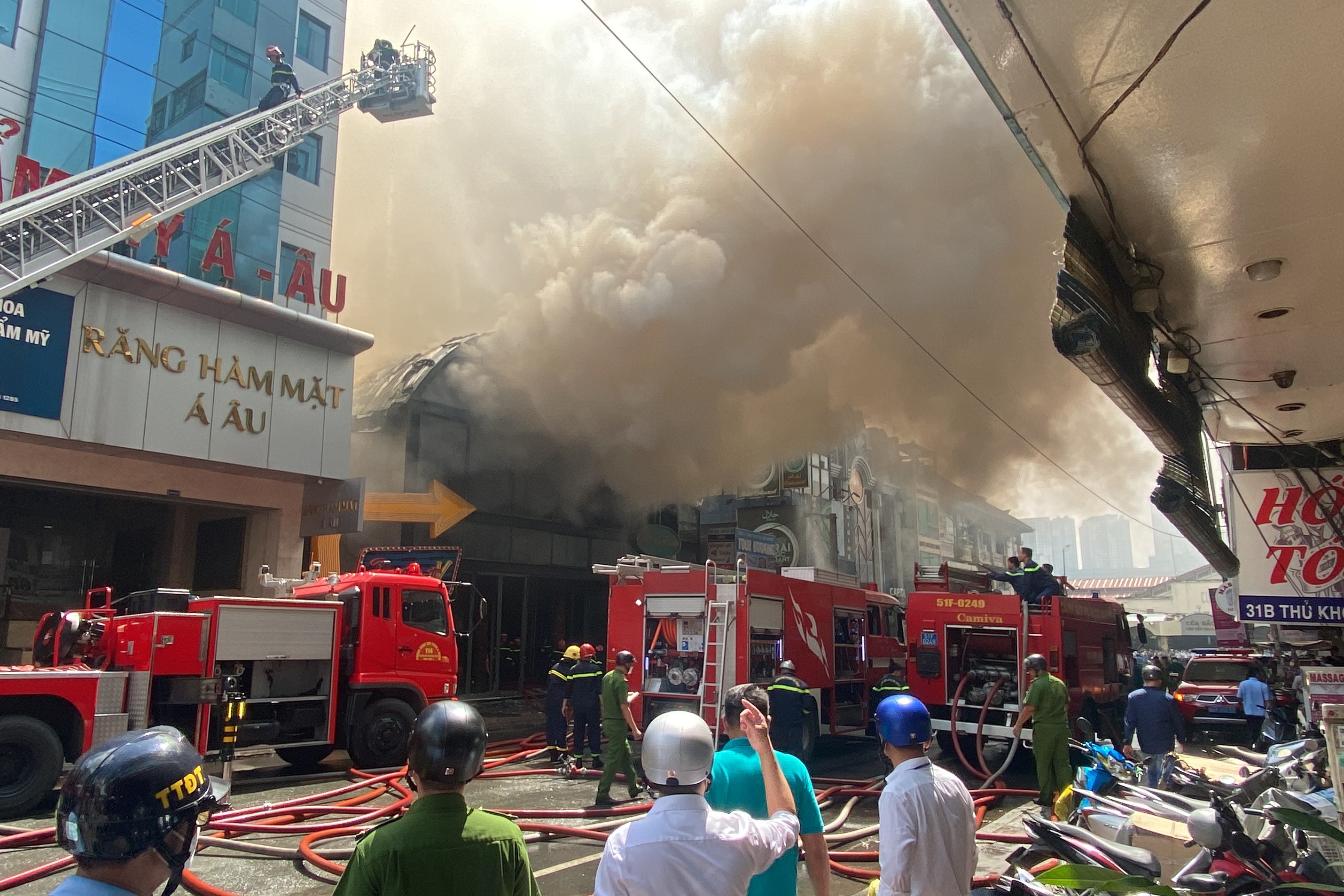 Hien truong vu chay quan bar District K gan cho Ben Thanh hinh anh