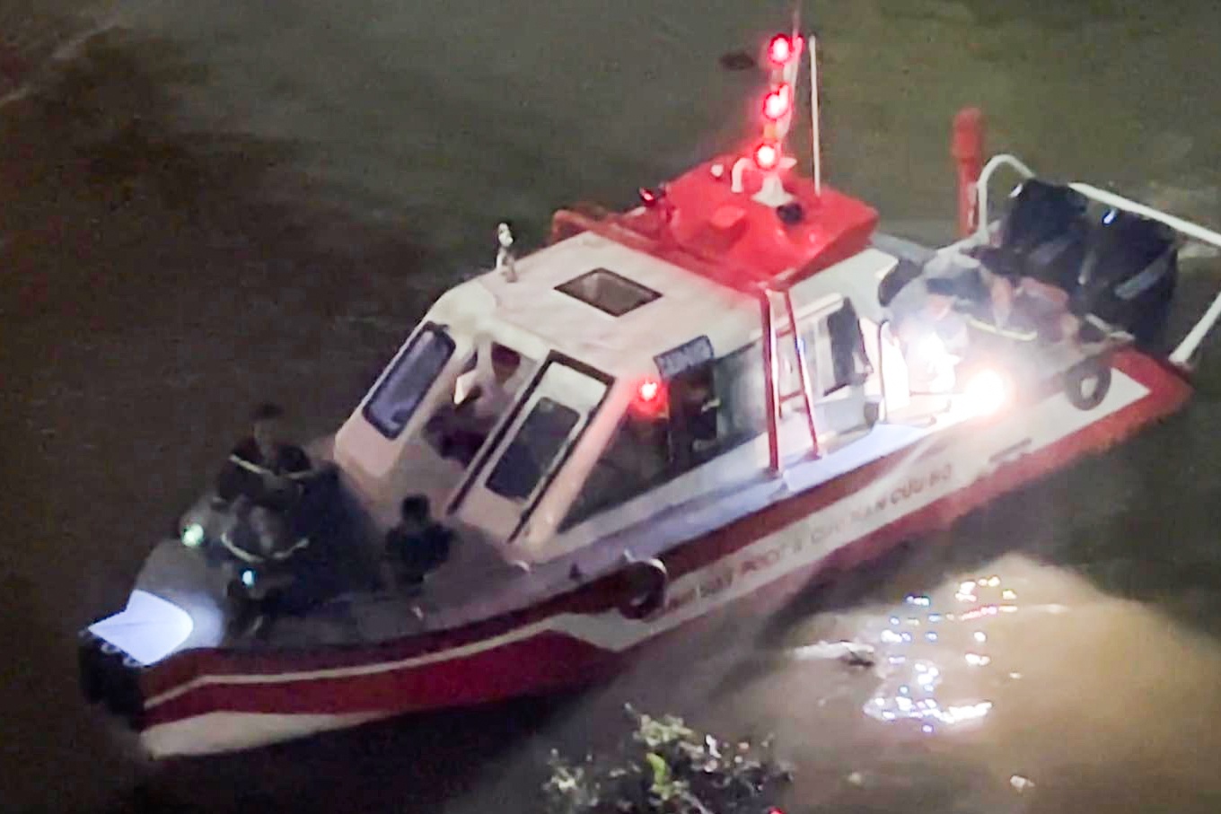 Canh sat lan tim nguoi dan ong duoi song Sai Gon hinh anh