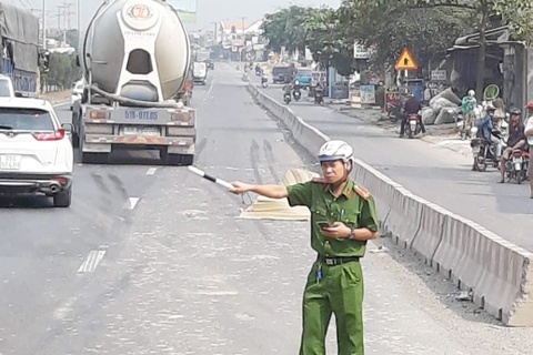 Hai me con bi xe bon can tu vong o Long An hinh anh