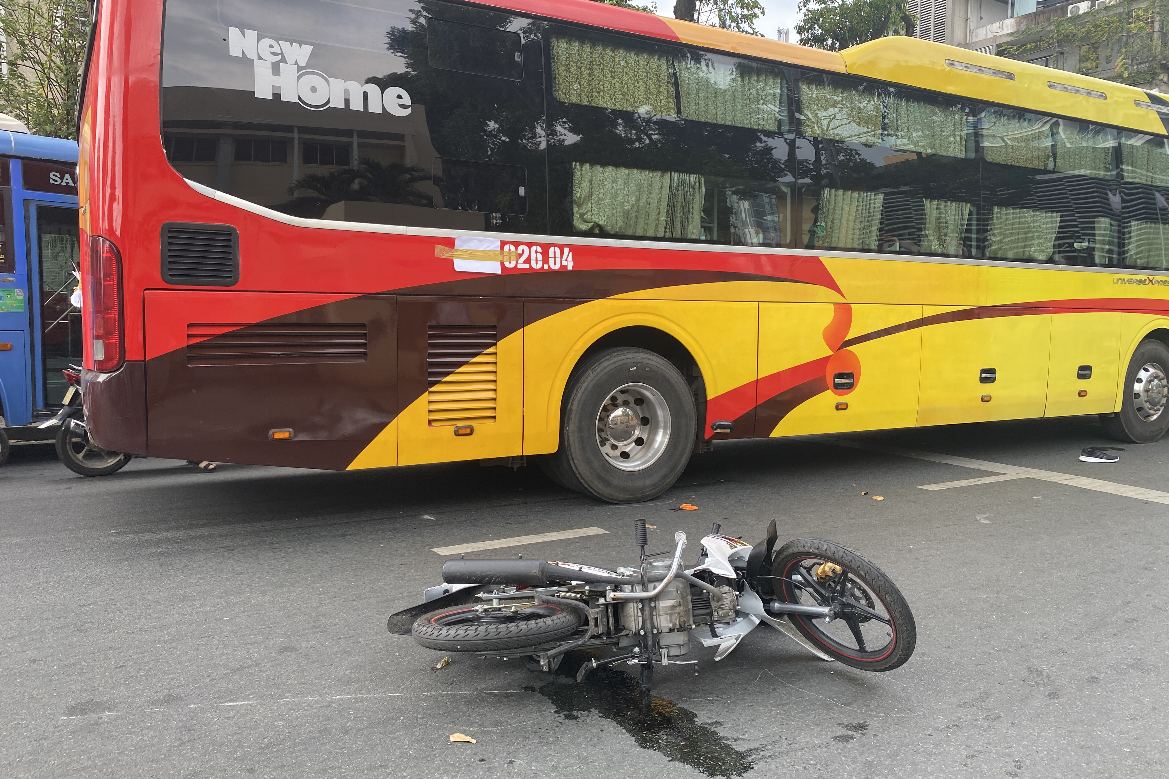 Nam sinh lop 10 bi xe khach cuon vao gam o TP.HCM hinh anh