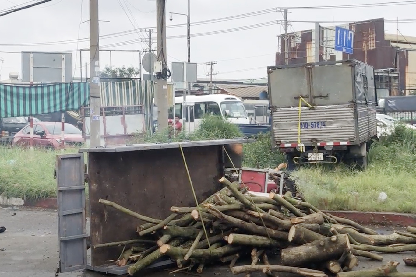 Tai xe xe ba gac thiet mang khi va cham xe tai o TP.HCM hinh anh