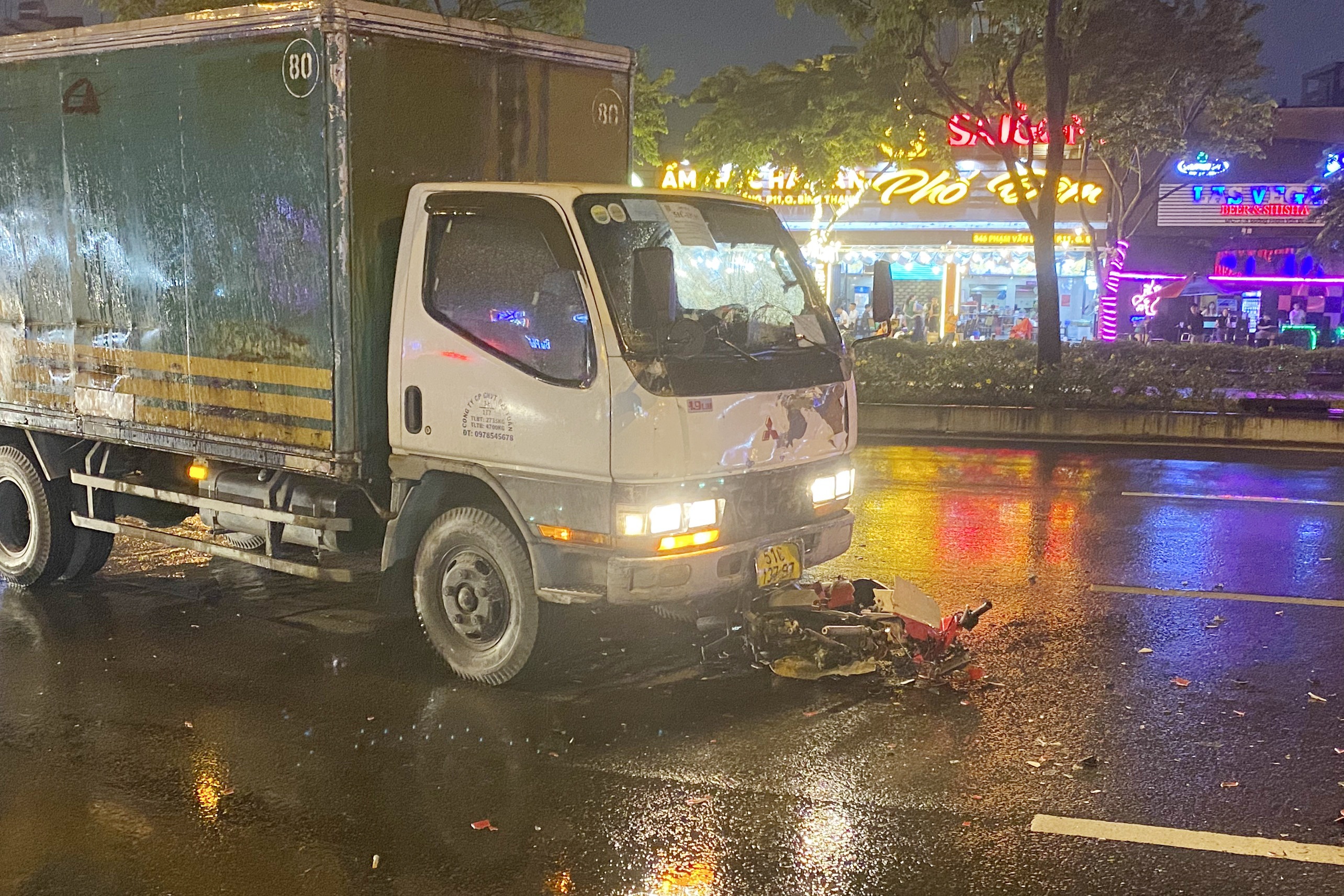 Nguoi dan ong vang xa 5 m khi va cham xe tai o TP.HCM hinh anh