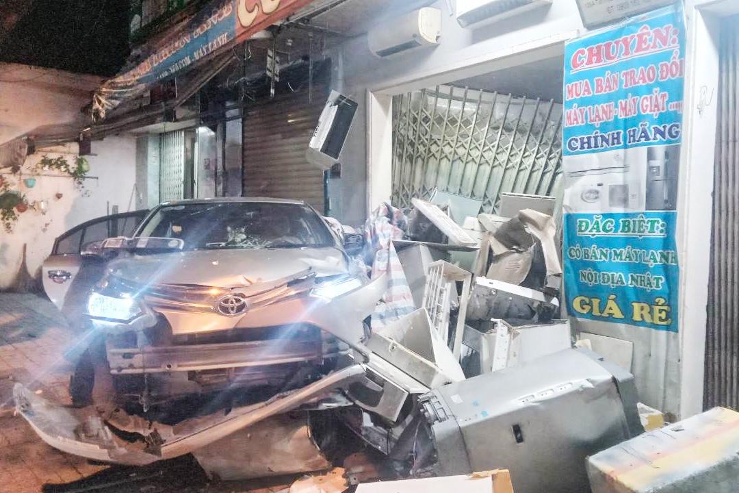 Oto lao vao cua hang dien may o TP.HCM hinh anh