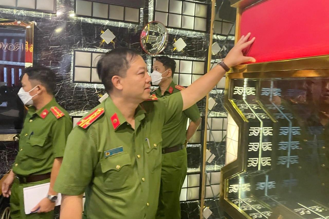 Tam ngung hoat dong 2 quan karaoke lon o trung tam TP.HCM hinh anh