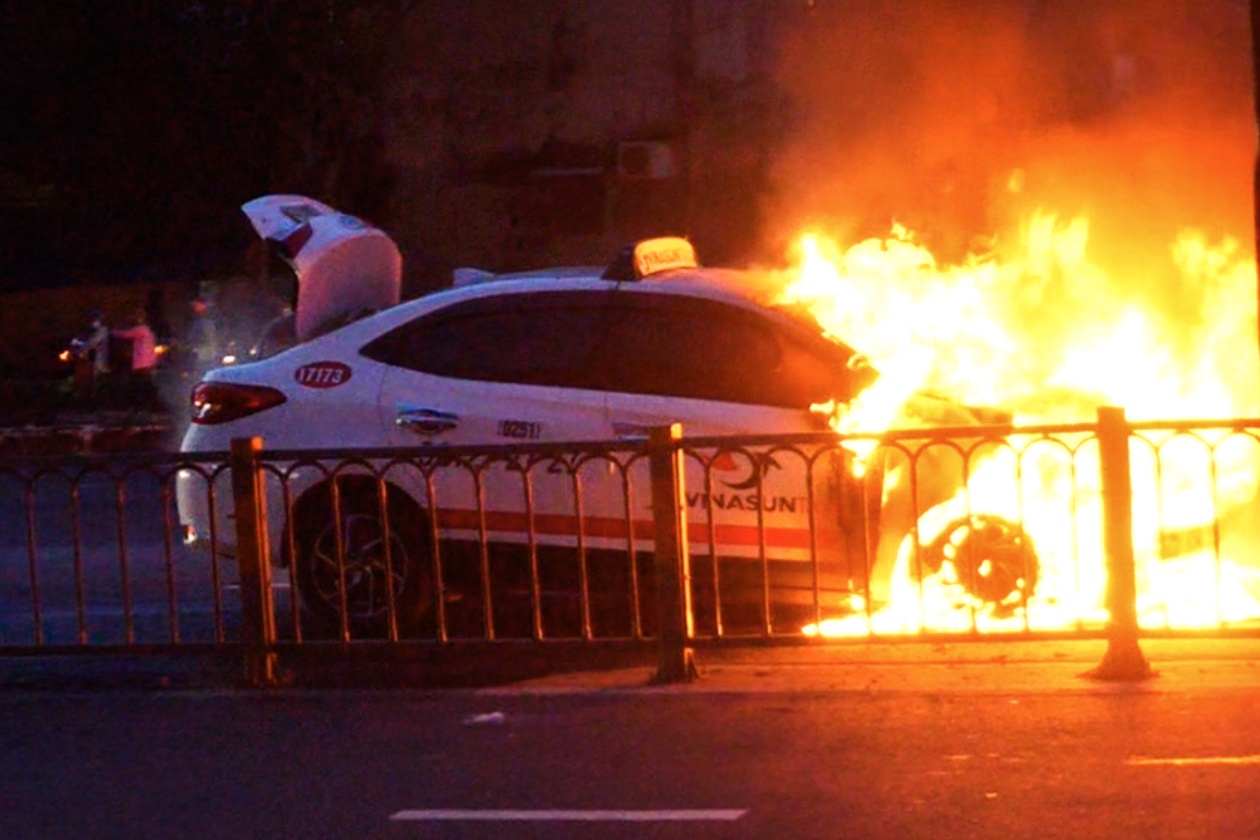 Taxi boc chay ngun ngut tren dai lo o TP.HCM hinh anh