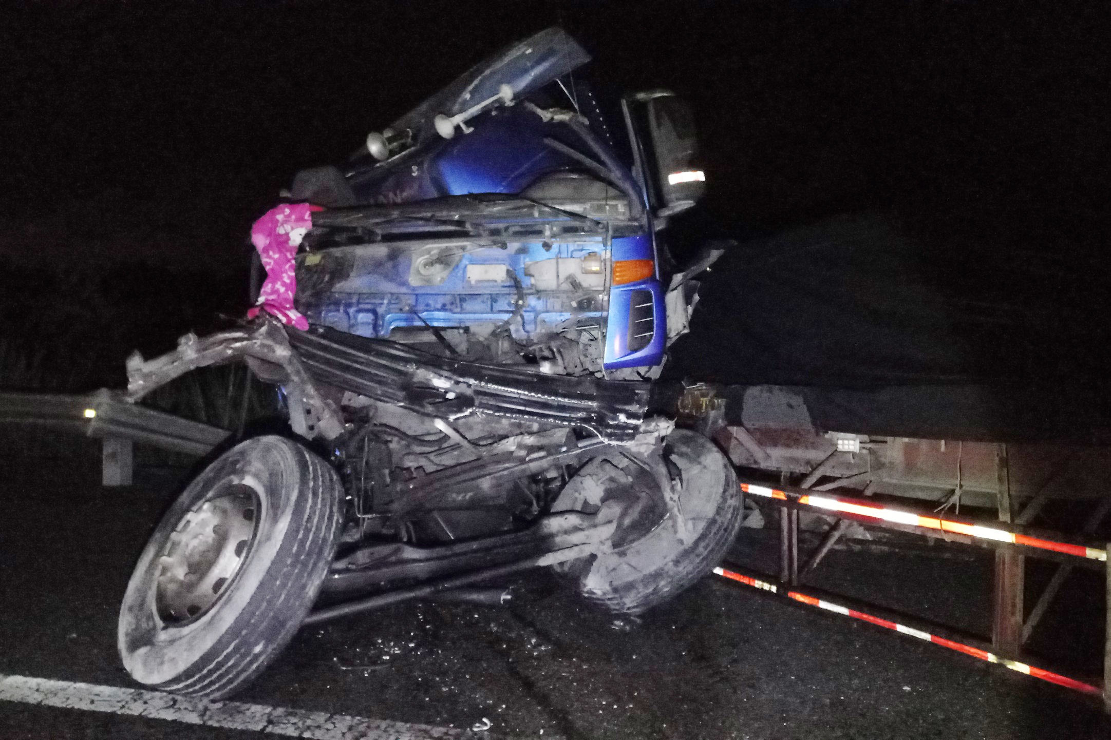 Xe container bien dang sau tai nan tren cao toc TP.HCM - Trung Luong hinh anh