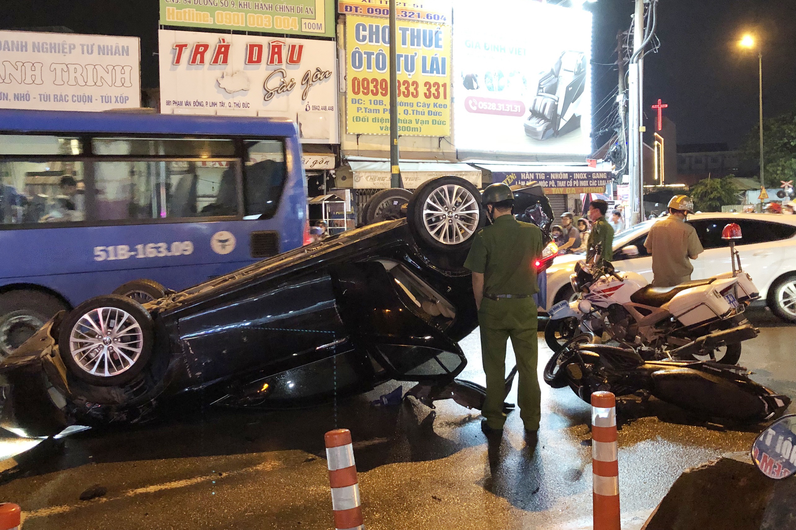 Xe Camry lat ngua tren dai lo o TP.HCM hinh anh