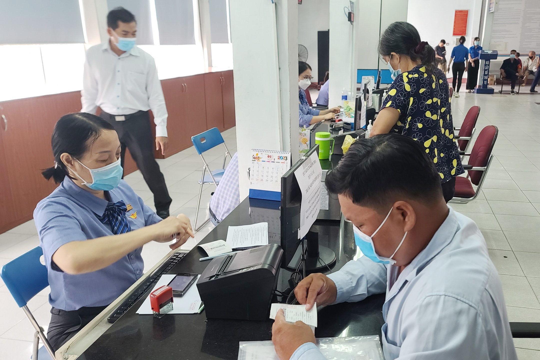 mua ve tau Tet anh 1