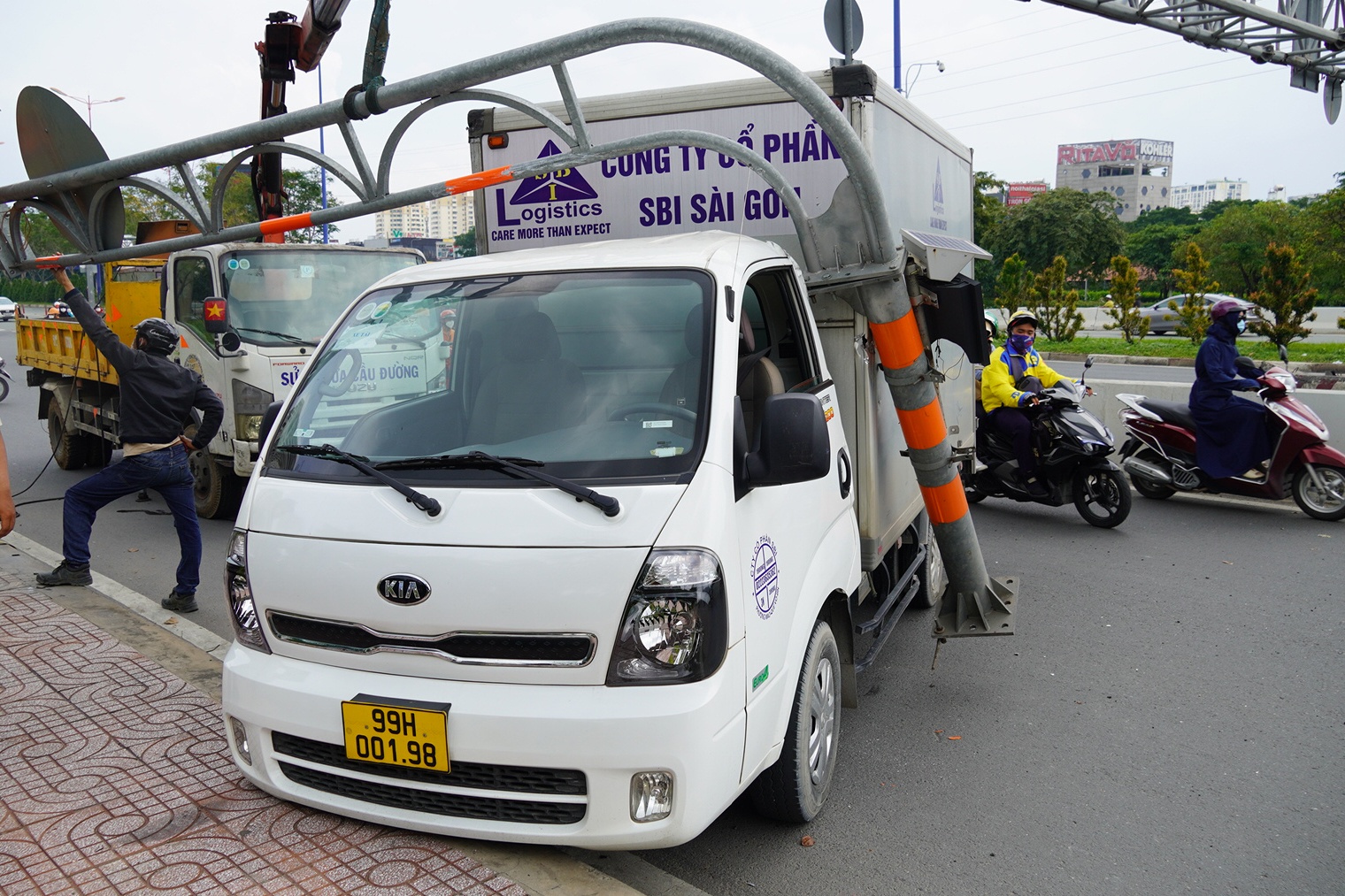 Xe tai huc sap thanh chan gioi han chieu cao tren cau Sai Gon hinh anh