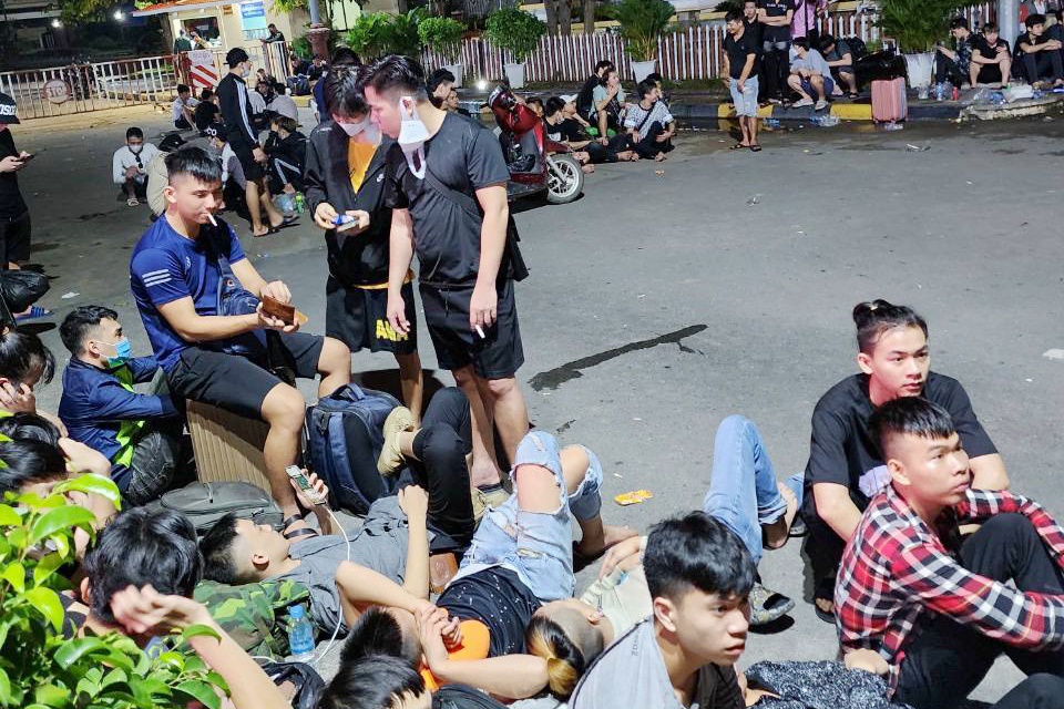 Hon 800 nguoi Viet tap trung ve cua khau Moc Bai xin hoi huong hinh anh