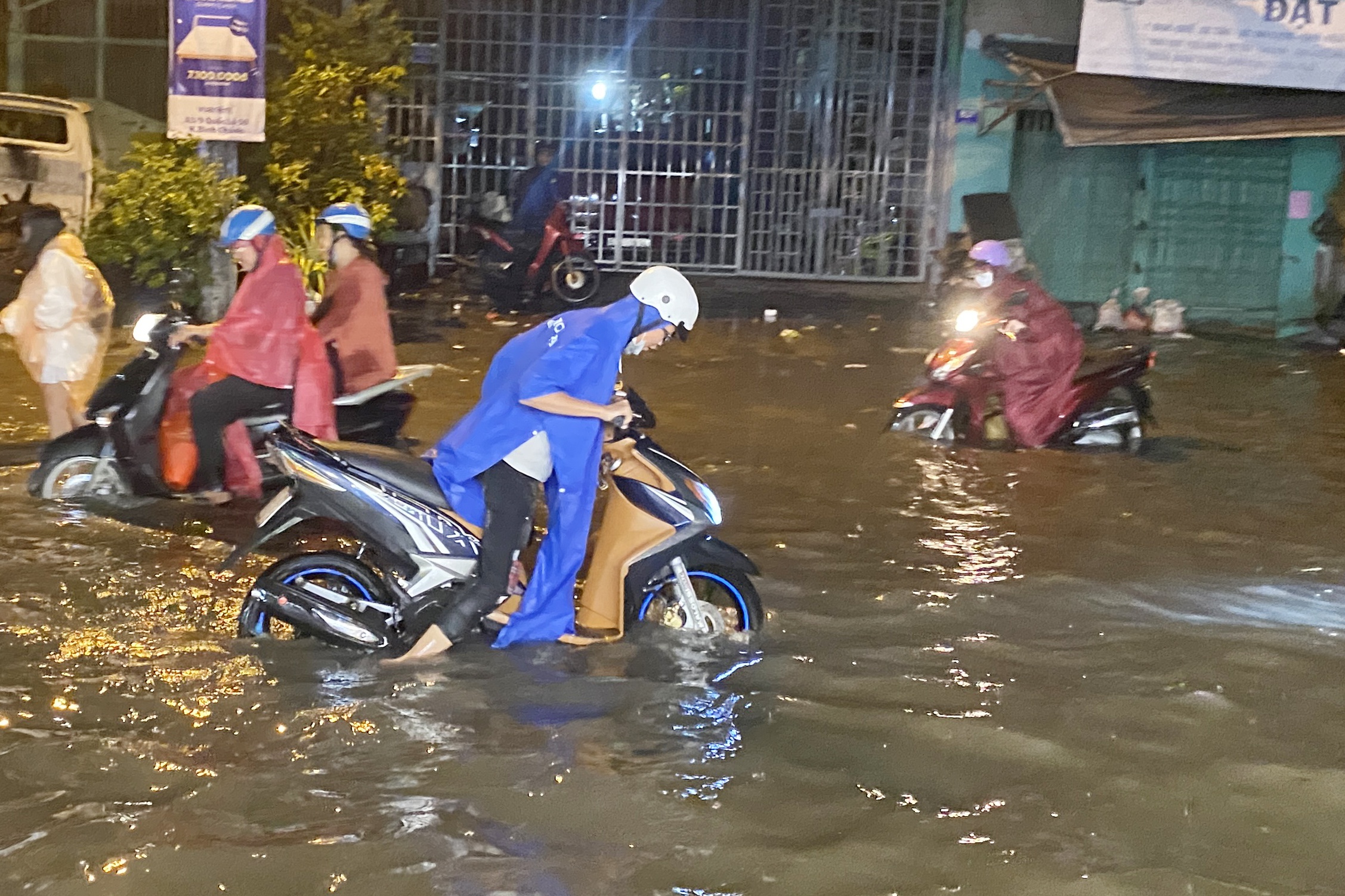 Mua ket hop trieu cuong, hang loat xe chet may tren quoc lo o TP.HCM hinh anh