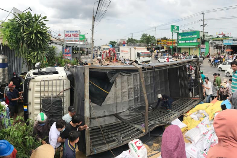 Ne xe may, oto tai lat de chet nguoi phu nu hinh anh