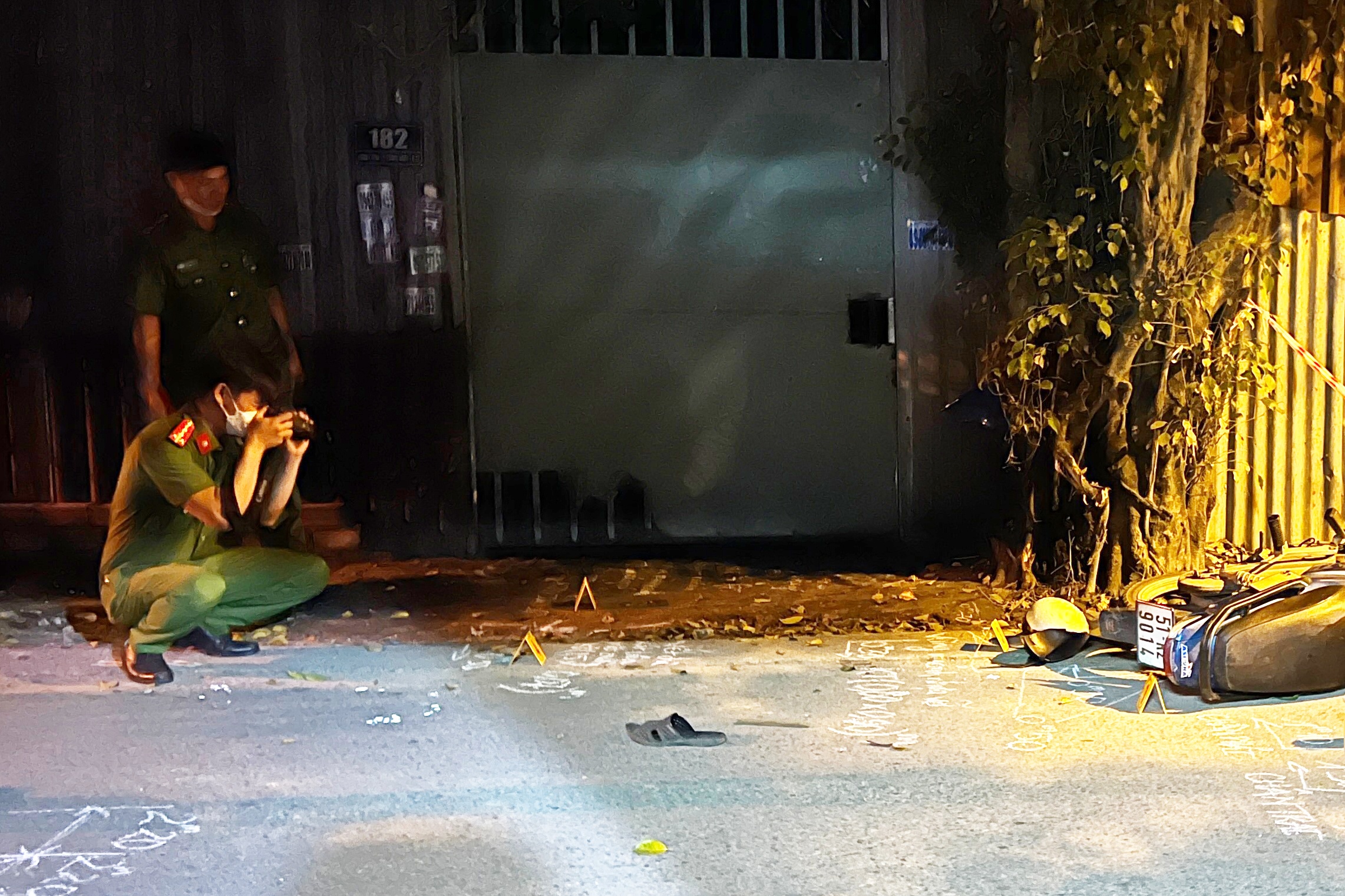 Tong xe vao goc cay, nguoi dan ong o TP.HCM tu vong hinh anh