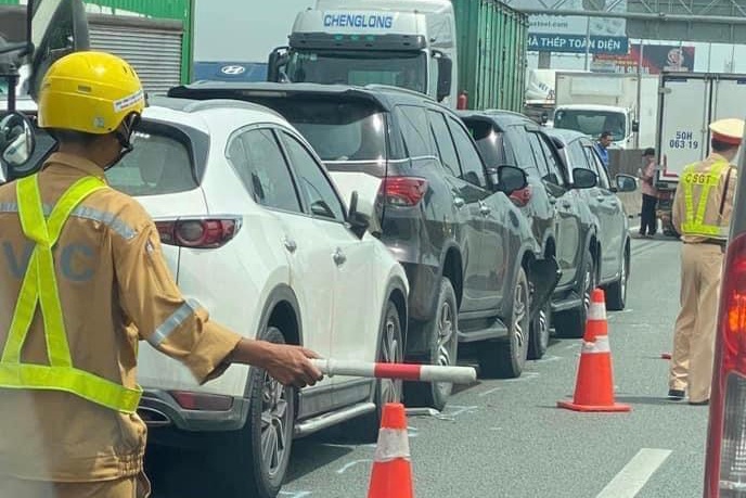 5 oto tong lien hoan tren cao toc TP.HCM - Long Thanh - Dau Giay hinh anh