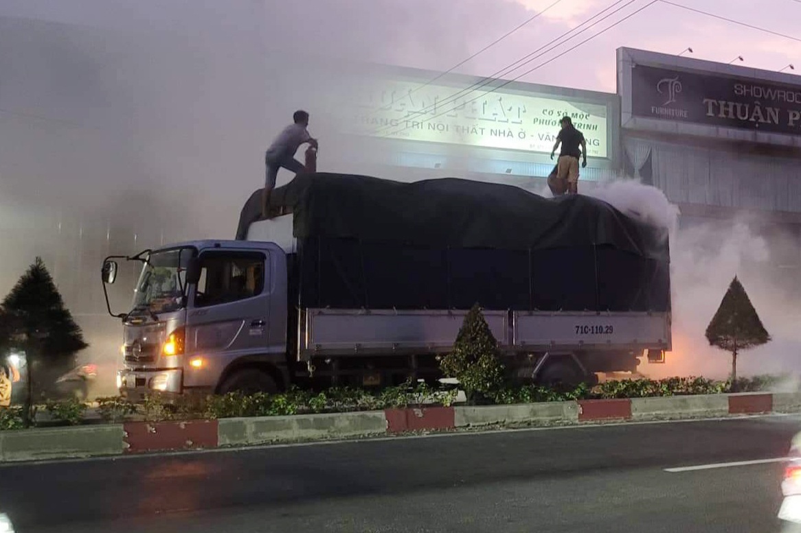 Xe tai cho rom boc chay tren quoc lo 1 hinh anh