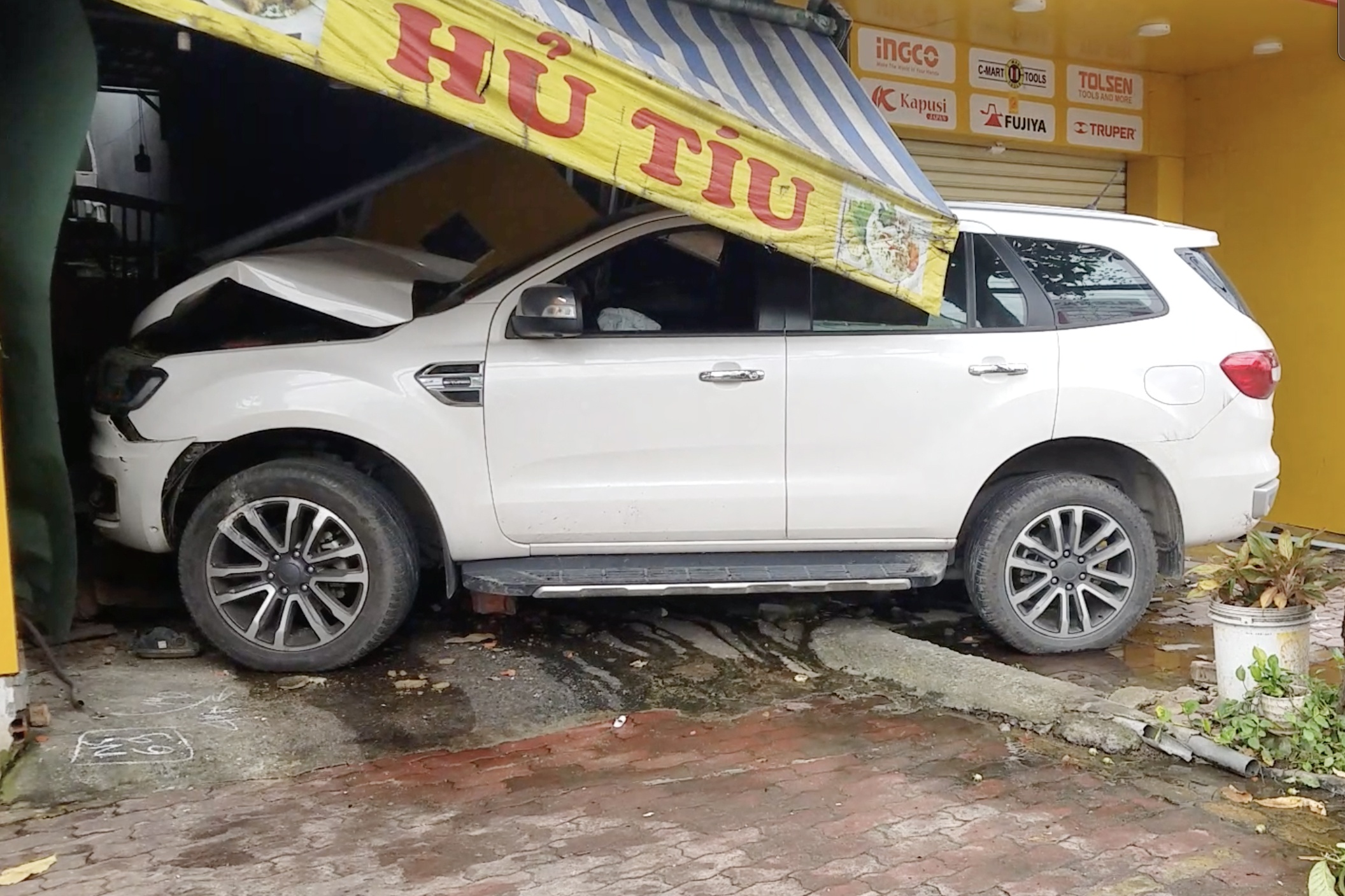 Thanh nien 20 tuoi lai oto 7 cho tong sap cua hang o TP.HCM hinh anh