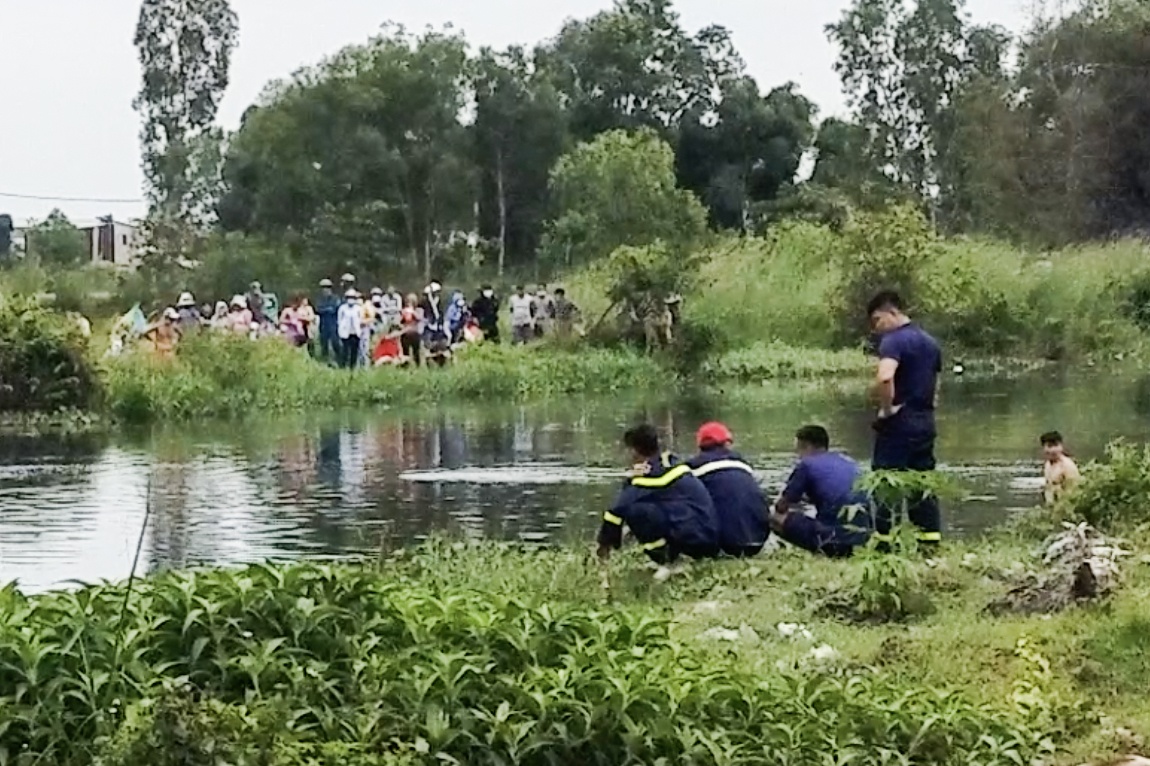 Nam thieu nien chet duoi khi di hai dua nuoc o TP.HCM hinh anh