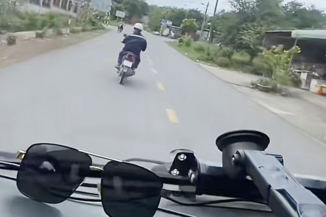 Can duong xe cuu thuong, tai xe xe may bi phat 1,5 trieu dong hinh anh