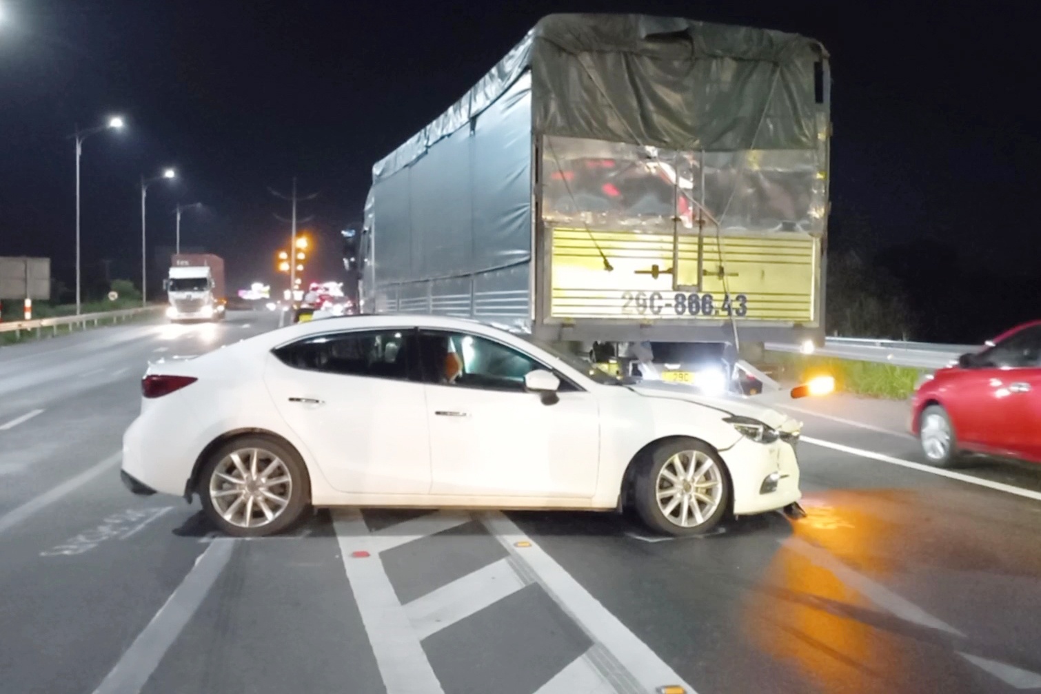 Oto chan ngang cao toc sau tai nan lien hoan hinh anh