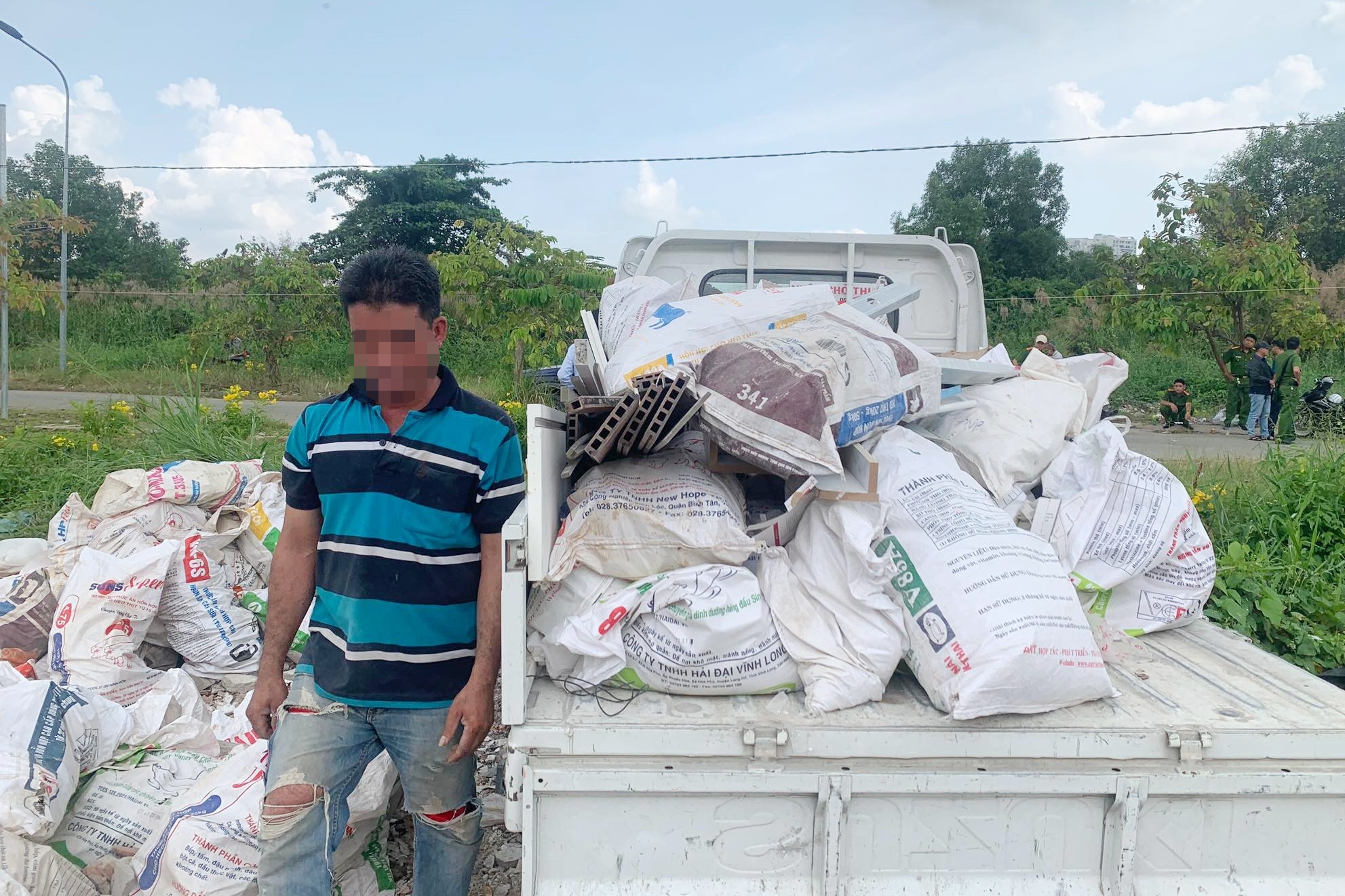 Bat qua tang nguoi dan ong do rac thai o chan cau Thu Thiem hinh anh