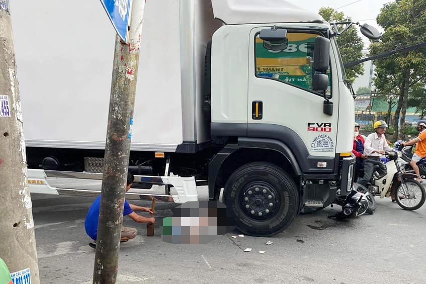 Nguoi dan ong thiet mang khi va cham xe tai o TP.HCM hinh anh