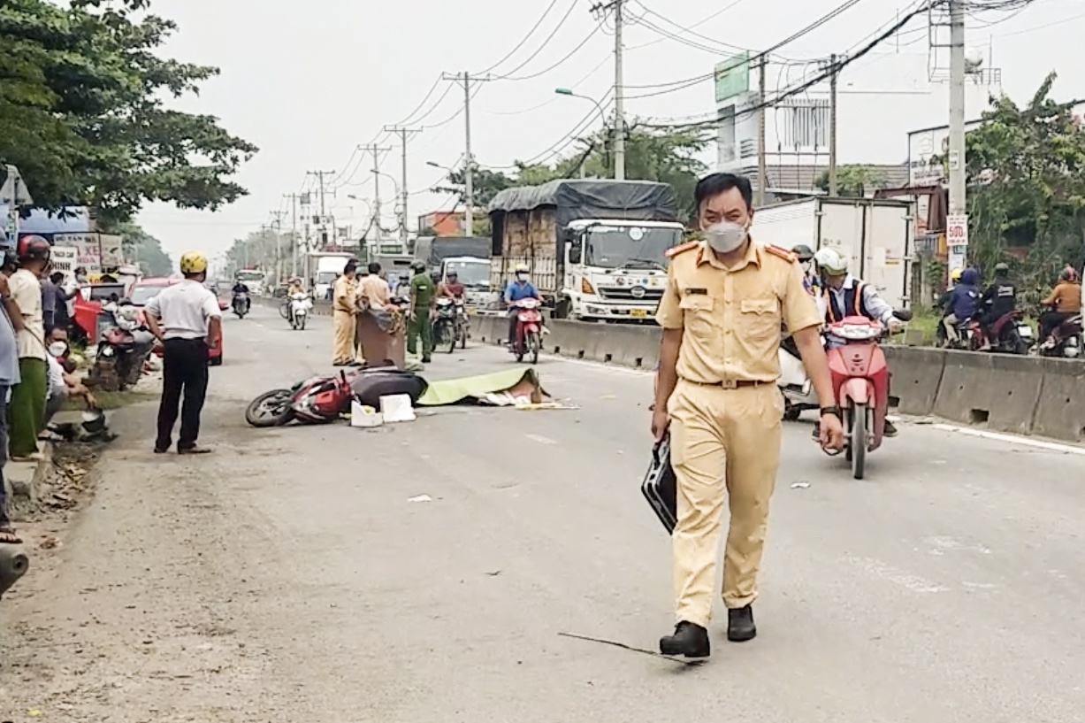 Canh sat ngan duong dieu tra vu can bo cong an bi xe bon can hinh anh