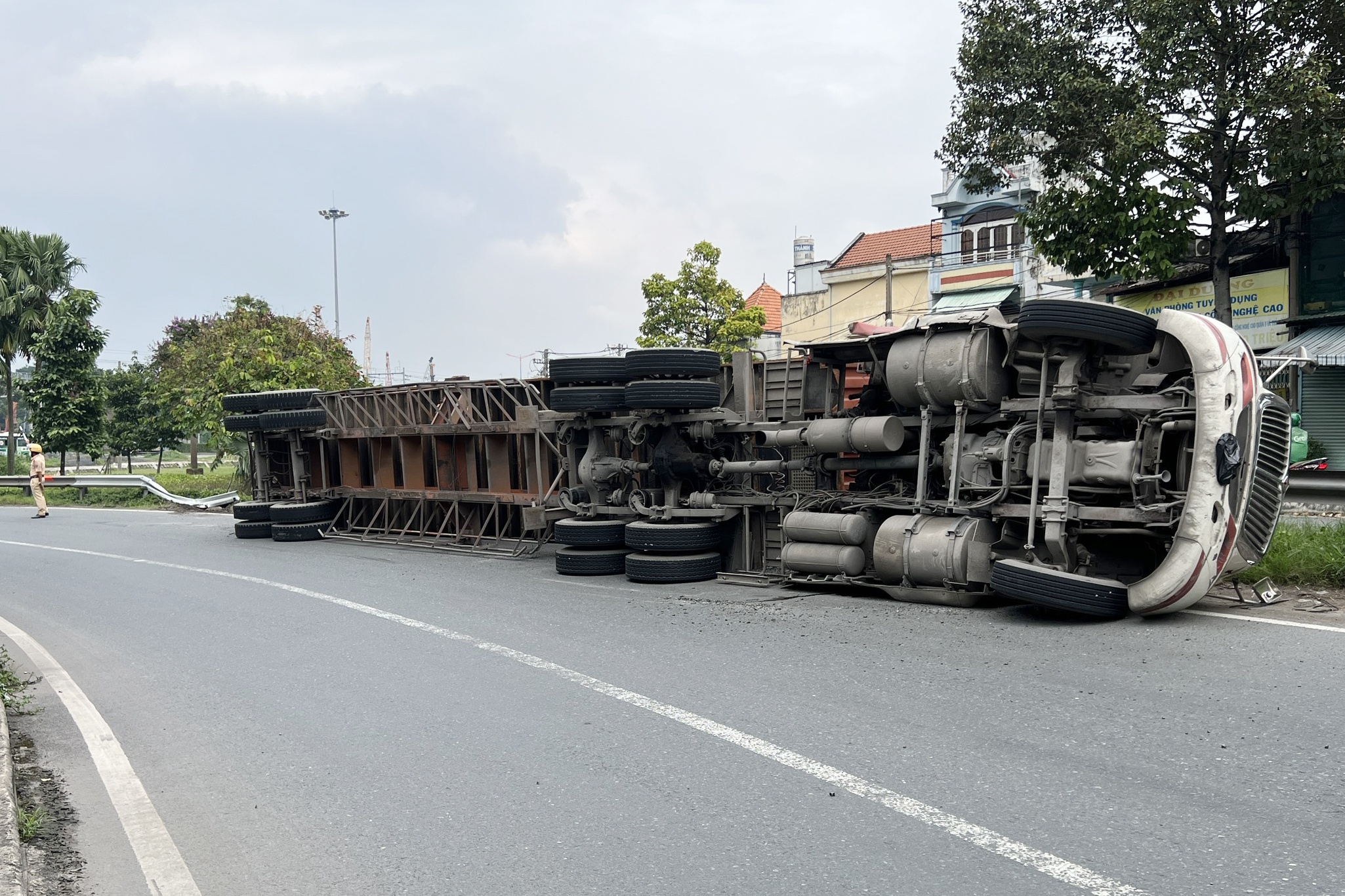 Xe container lat tren cau vuot o TP.HCM hinh anh