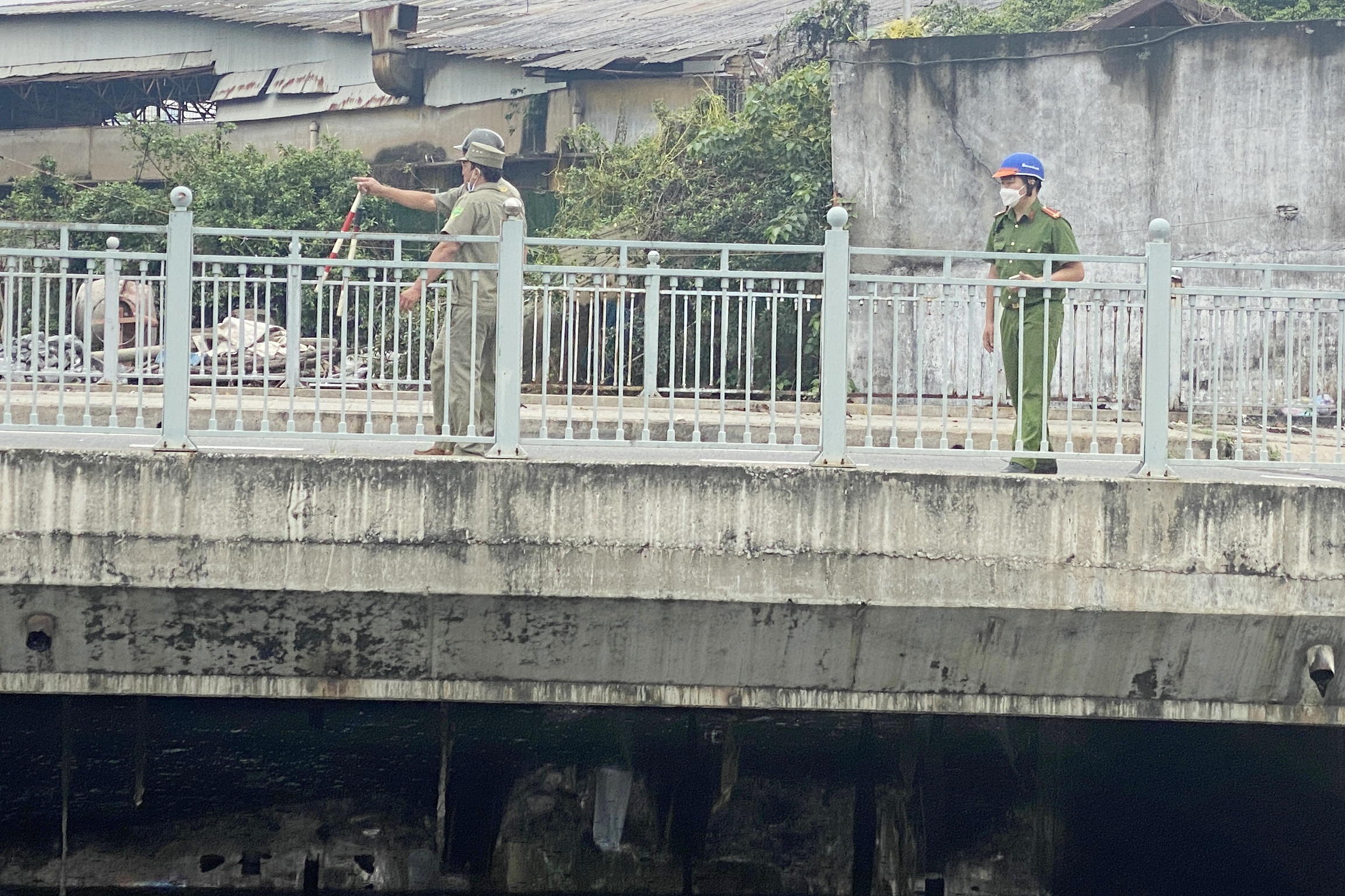 Thi the nguoi dan ong noi tren kenh o TP.HCM hinh anh