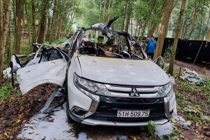 Nguoi dan ke luc dua tai xe trong vu no oto ra ngoai hinh anh