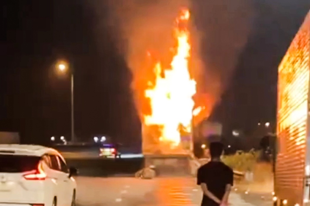 Xe tai chay ngun ngut tren cao toc TP.HCM - Trung Luong hinh anh