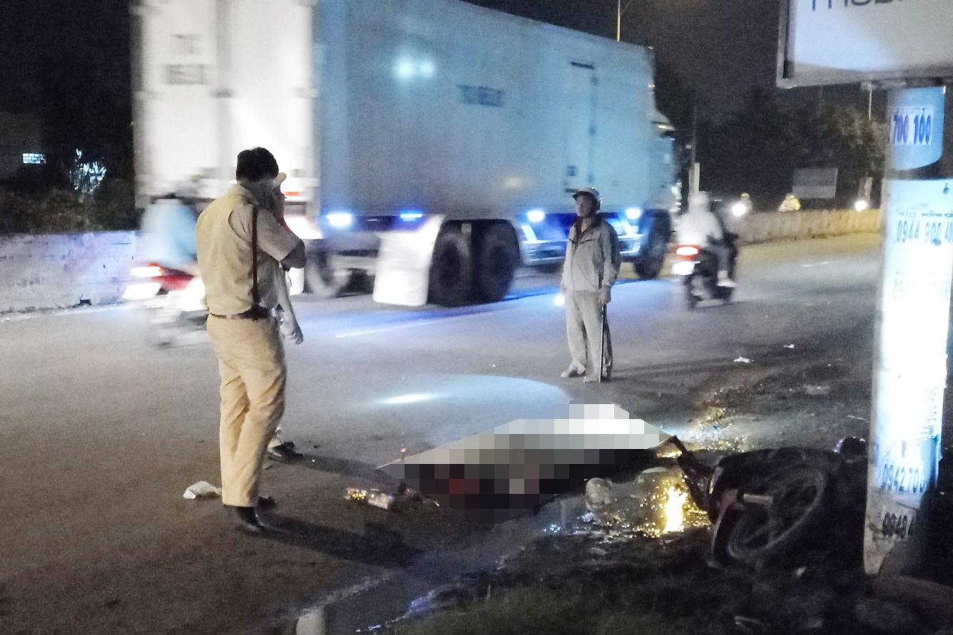 Nguoi dan ong len con co giat, tu vong tren quoc lo 1 hinh anh