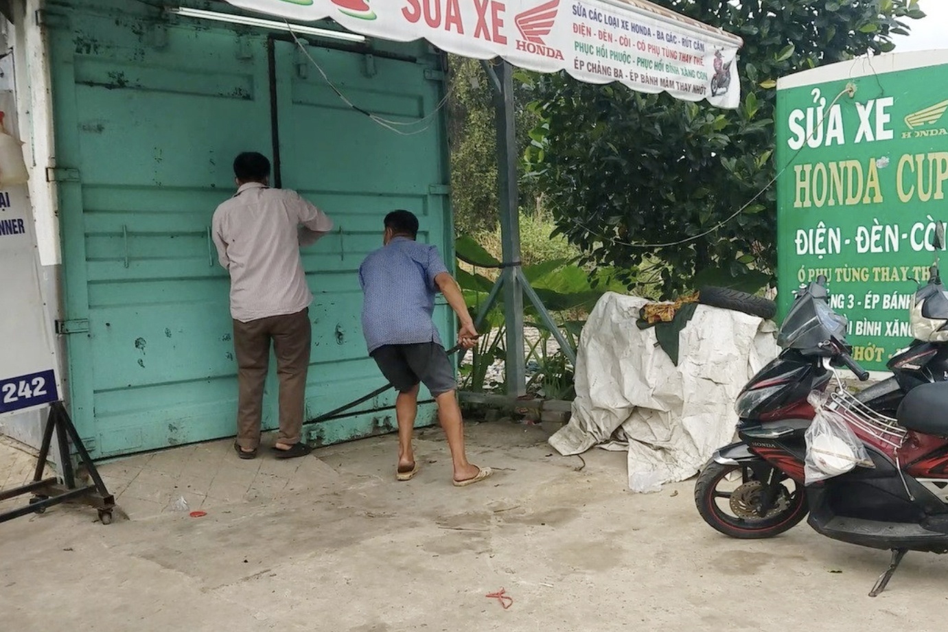 Nguoi dan ong tu vong trong container o TP.HCM hinh anh