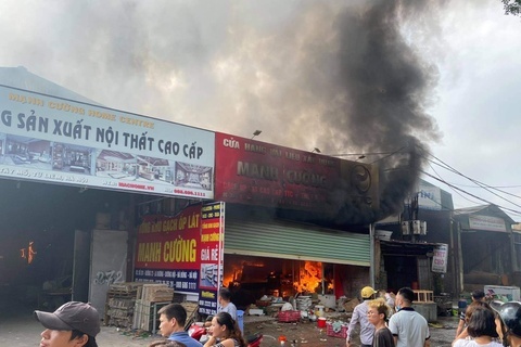 Chay cua hang dien thoai o TP.HCM, nhieu nguoi thao chay hinh anh