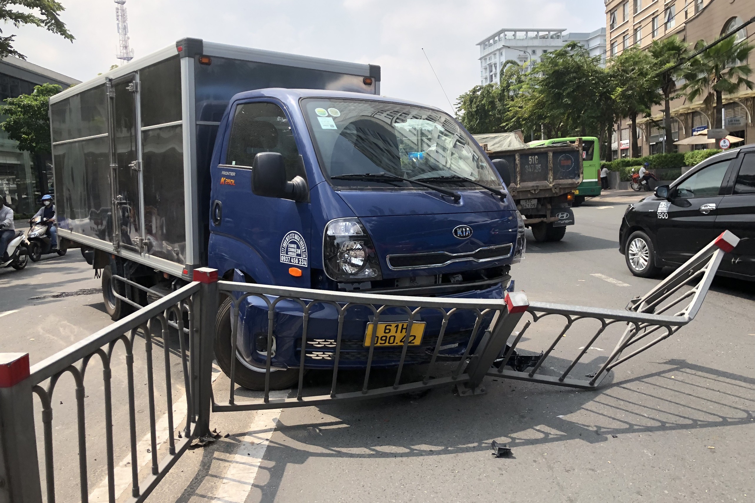 Oto huc vang 10 m dai phan cach tren duong o TP.HCM hinh anh