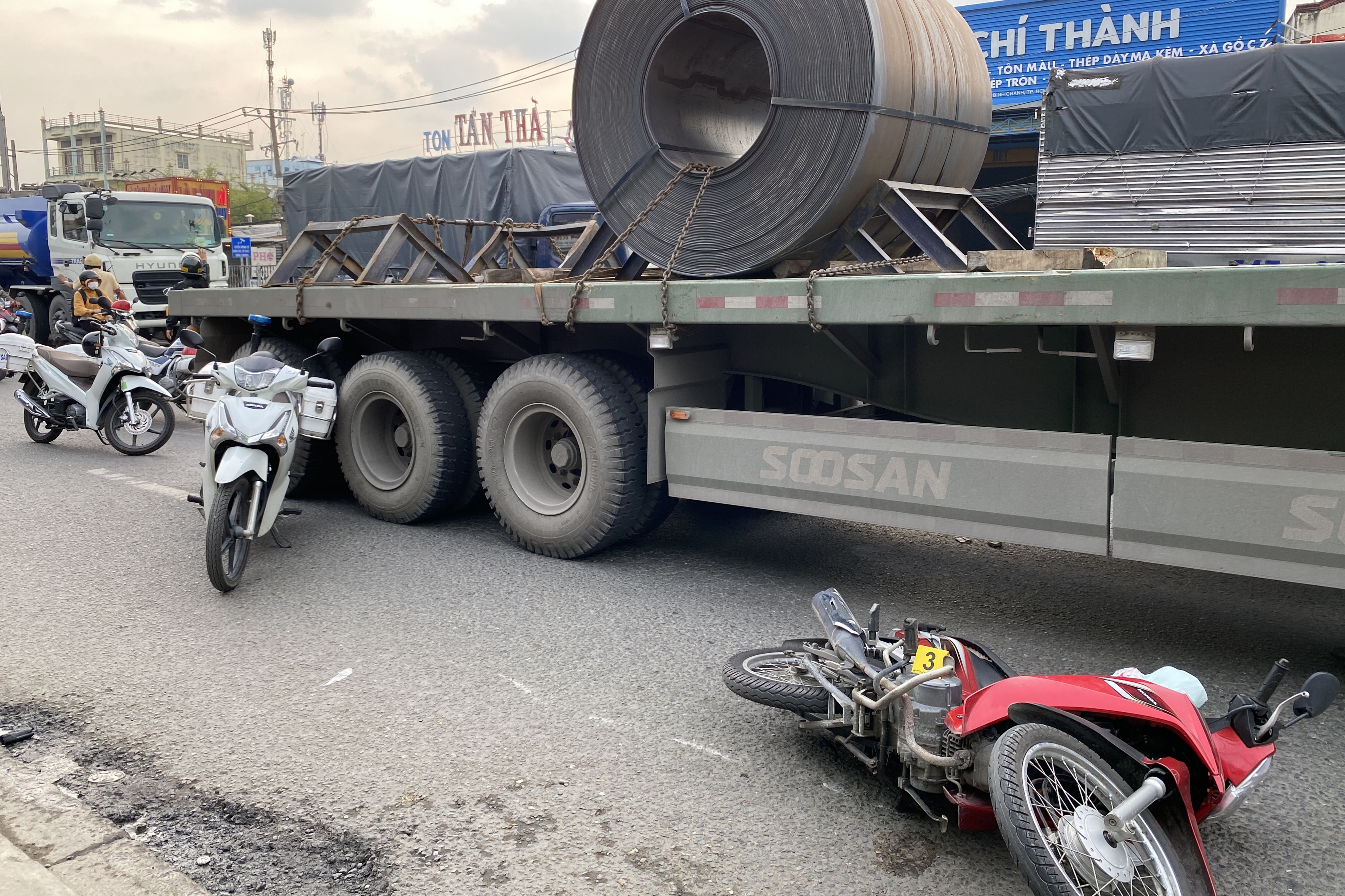 Nguoi phu nu bi xe cho cuon thep can tu vong tren quoc lo 1 hinh anh