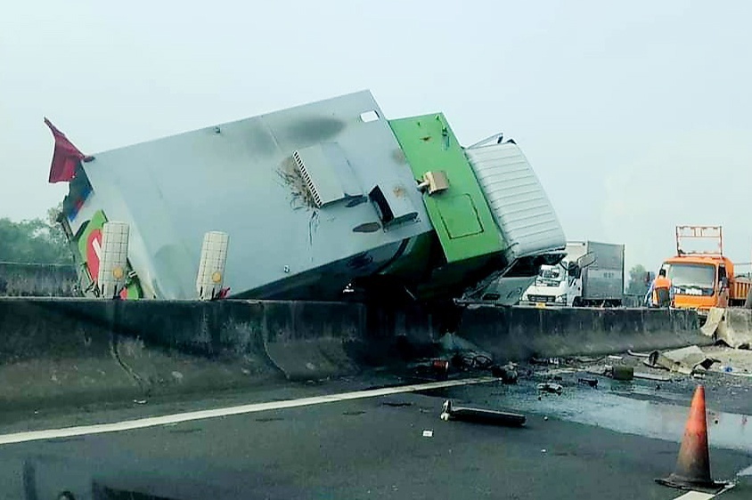 Xe dau keo huc vang 2 phuong tien don ve sinh tren cao toc hinh anh