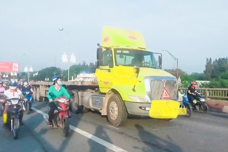 Nu cong nhan bi xe container can tu vong tren duong di lam hinh anh