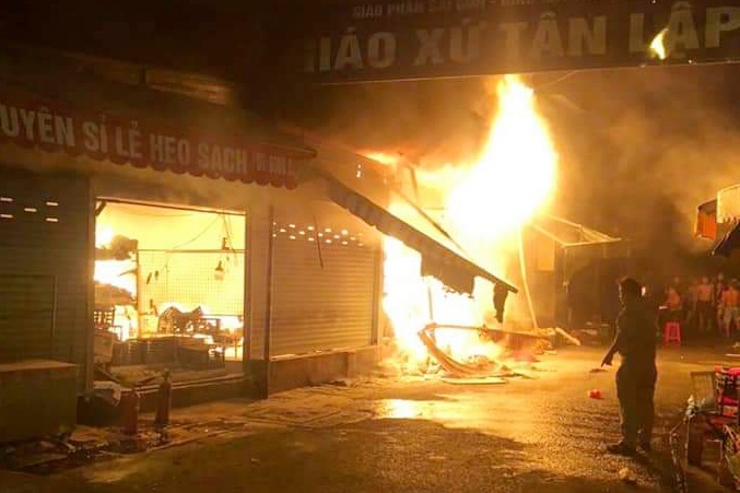 Hoa hoan thieu rui 2 sap hang trong cho o TP.HCM hinh anh