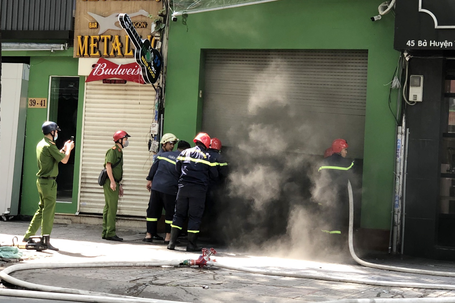 Canh sat pha cua chua chay can nha o trung tam TP.HCM hinh anh