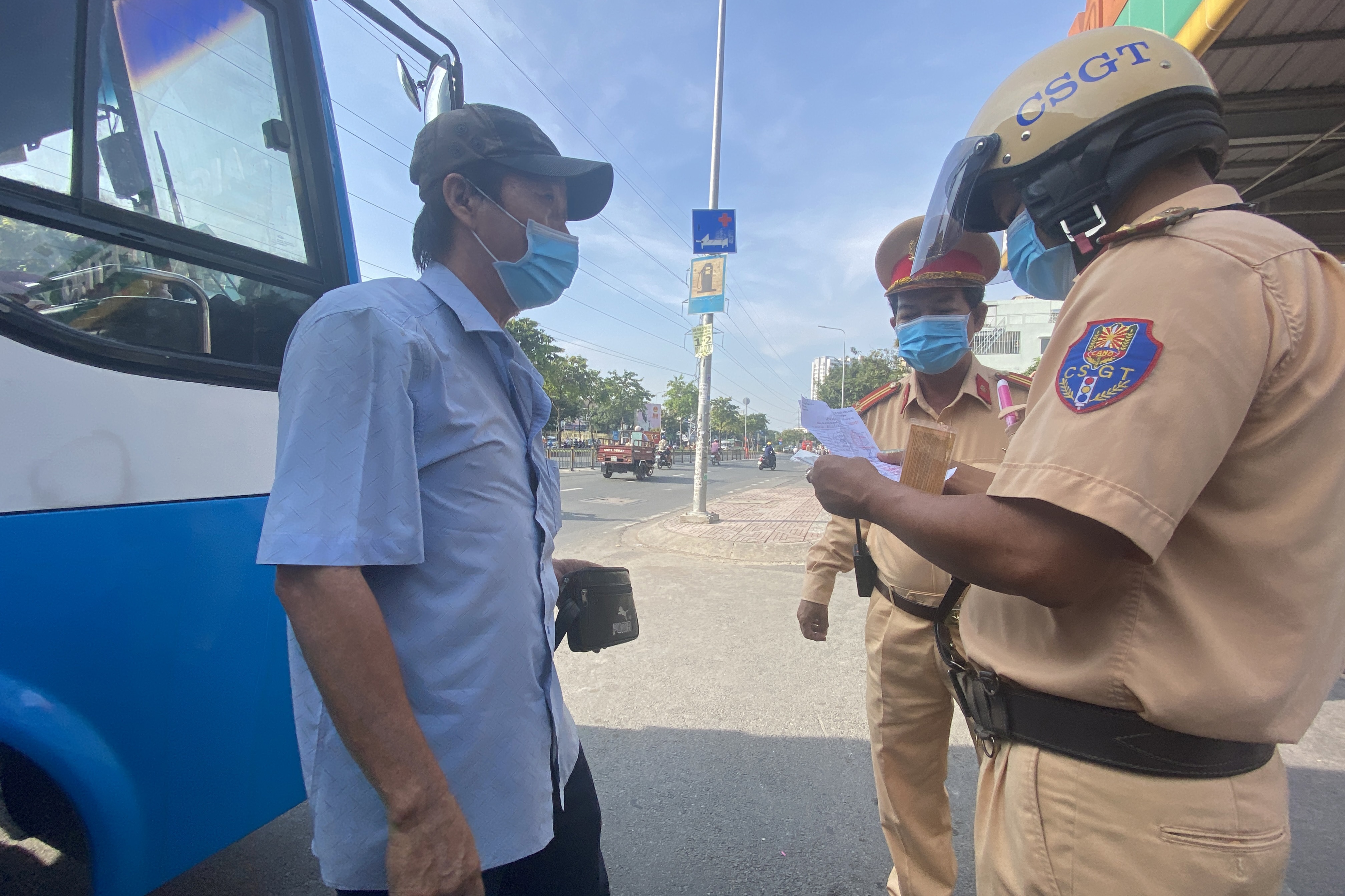 Canh sat bat ngo kiem tra bai xe rong hon 10.000 m2 o TP.HCM hinh anh