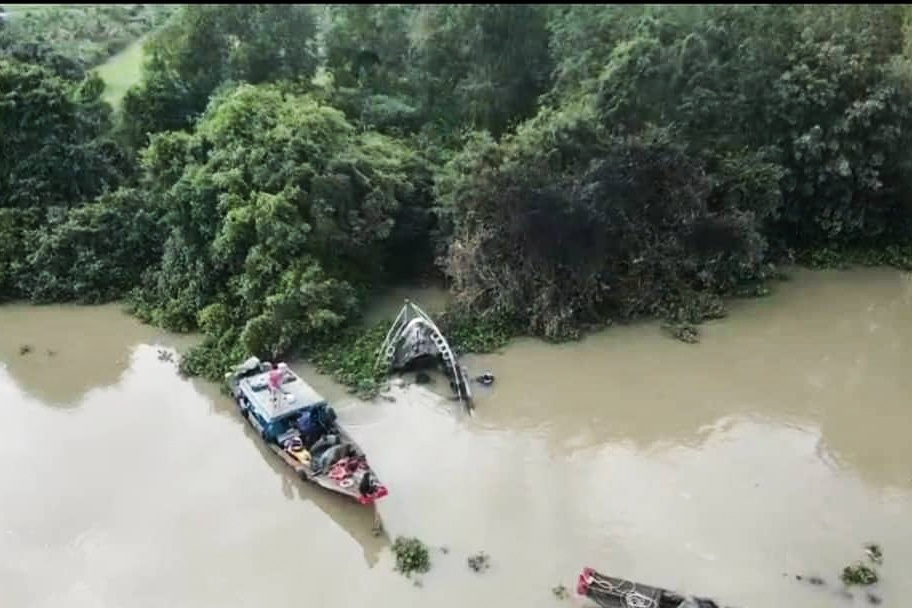 Tho lan dang truc vot du thuyen boc chay tren song Sai Gon hinh anh