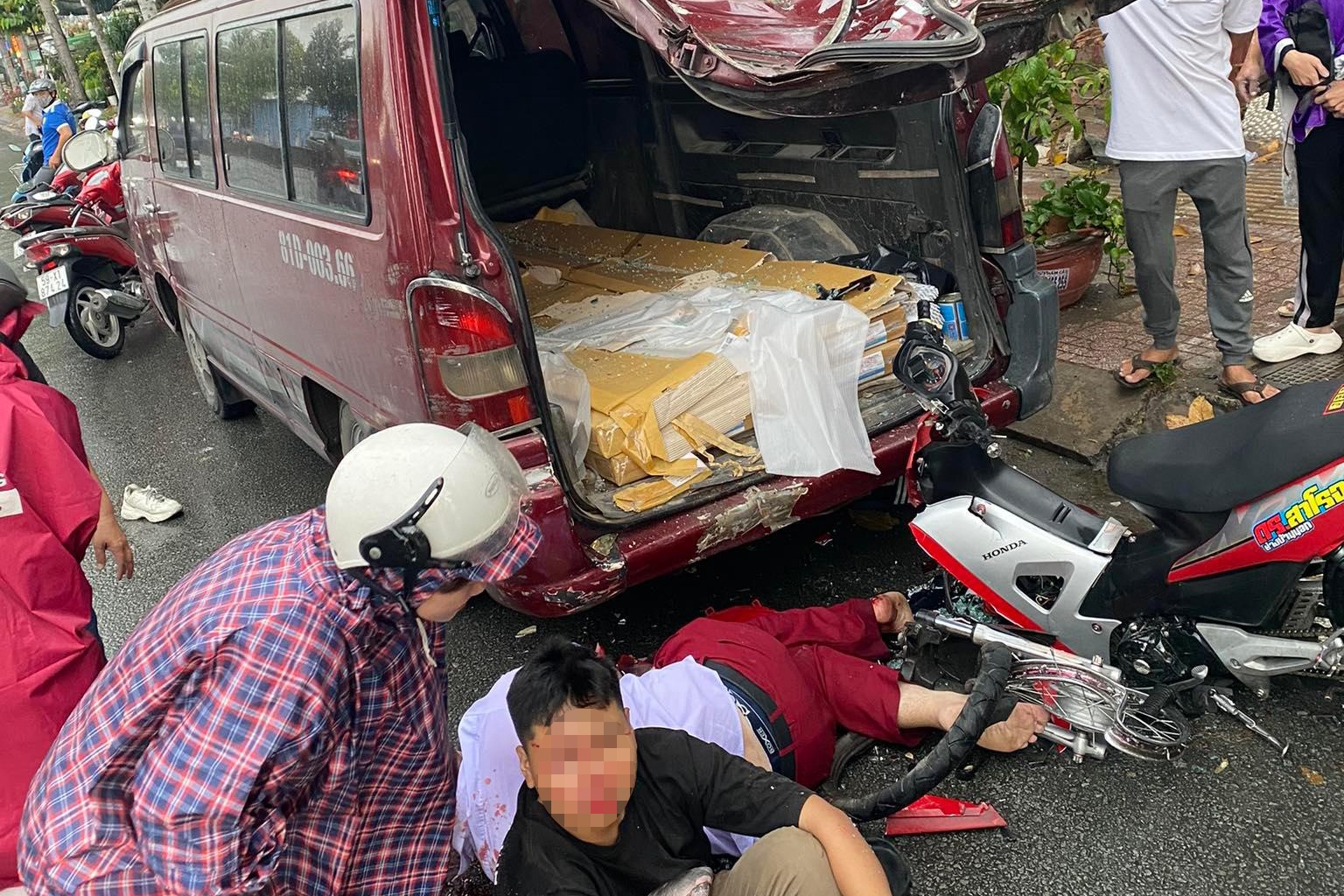 Xe may gay doi khi tong oto 16 cho o TP.HCM hinh anh