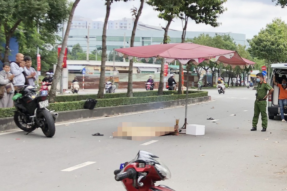 Nguoi dan ong thiet mang khi bi xe may huc vang 10 m o TP.HCM hinh anh