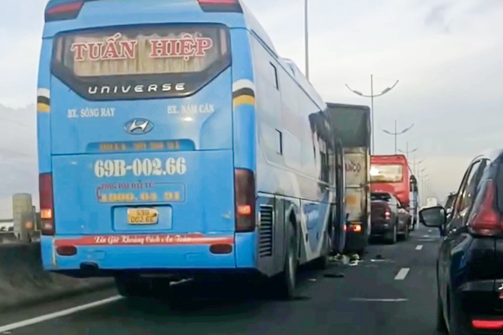 4 oto tong lien hoan tren cao toc TP.HCM - Trung Luong hinh anh