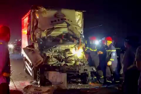 Tai xe va phu xe thiet mang sau tai nan tren cao toc Trung Luong hinh anh